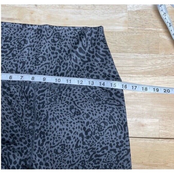Beyond Yoga Caught in the Midi High Rise Legging Gray Animal Print Large Shiny - Picture 6 of 9